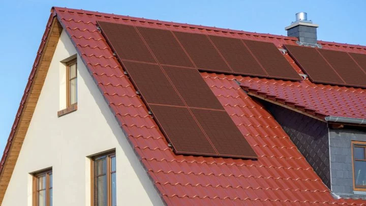 Paneles solares terracota que se integran estéticamente en tejados.