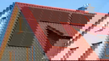 Paneles solares terracota que se integran estéticamente en tejados.