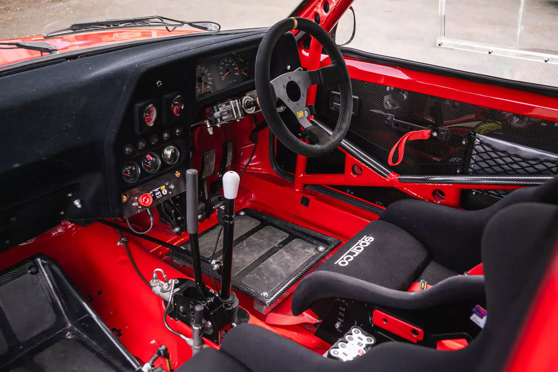 Habitáculo de competición del Peugeot 309 Maxi, preparado por Prodrive.