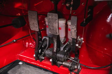 Vista del habitáculo Prodrive del Peugeot 309 Maxi, pura emoción deportiva.