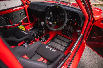 Cockpit del Peugeot 309 Maxi potenciado por Prodrive, un sueño de rally.