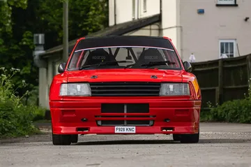 Peugeot 309 Maxi preparado por Prodrive, frontal imponente que evoca las carreras.