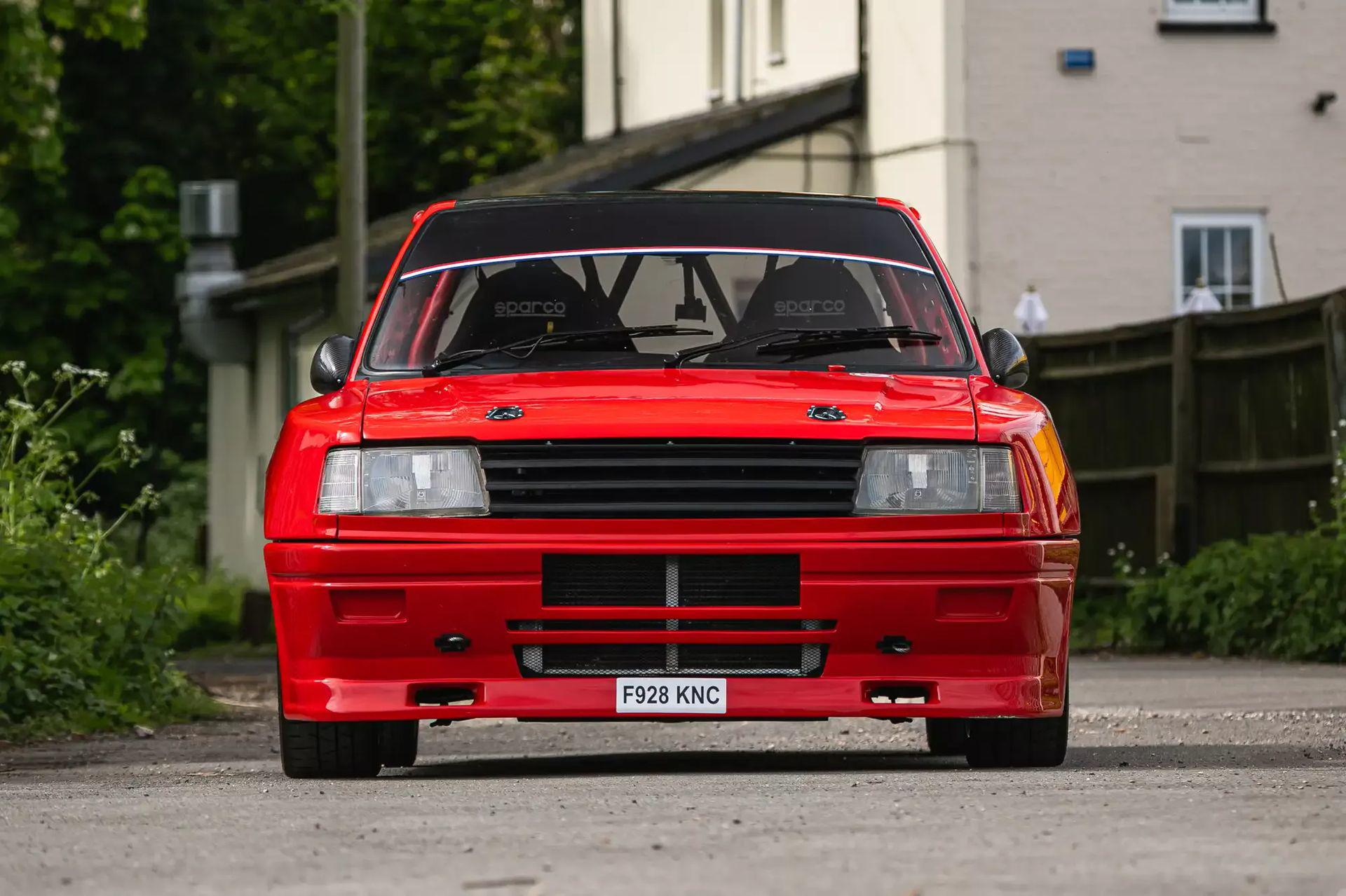 Peugeot 309 Maxi preparado por Prodrive, frontal imponente que evoca las carreras.