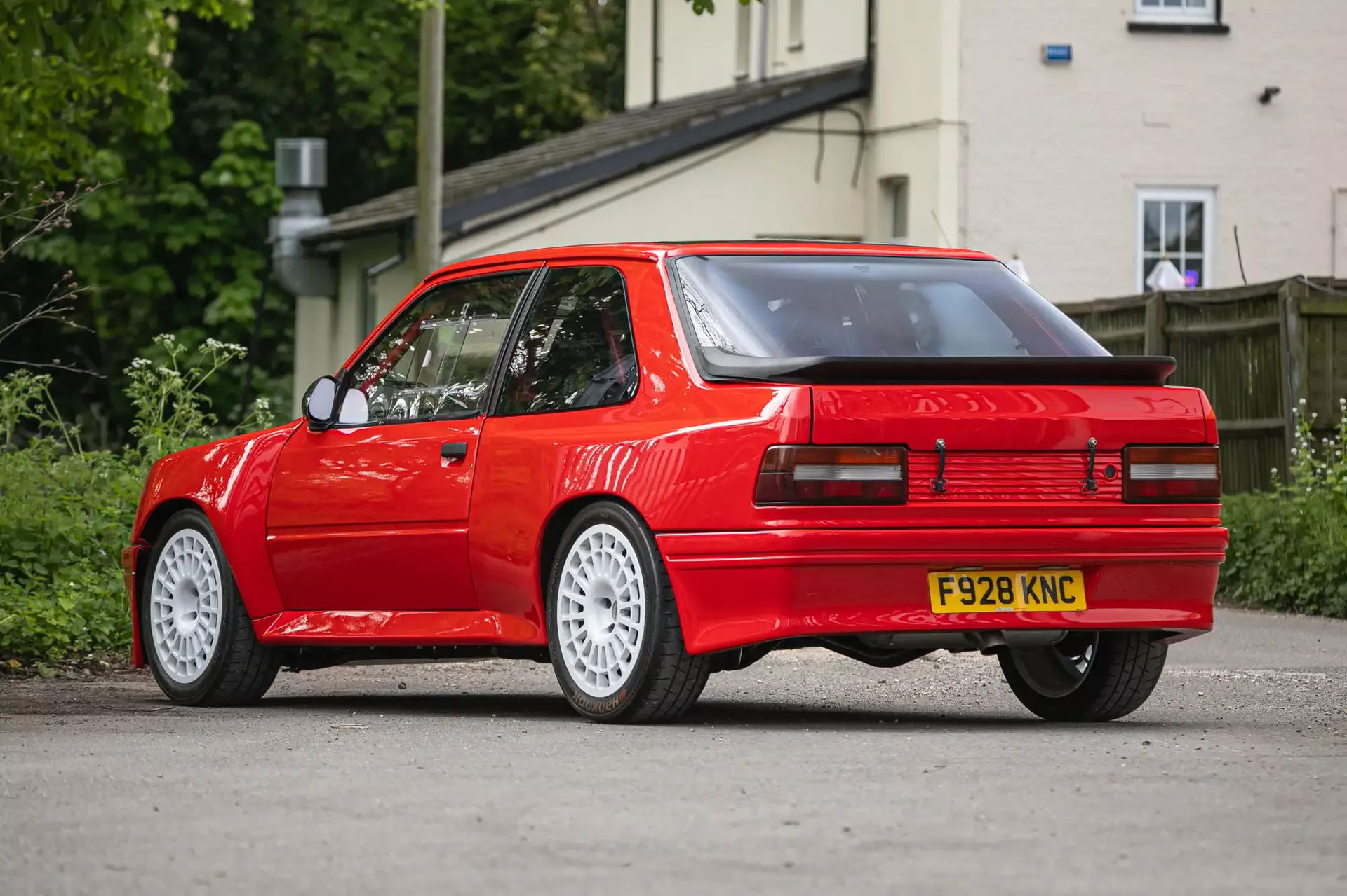 Peugeot 309 Maxi rojo, preparado por Prodrive, vista trasera y lateral.