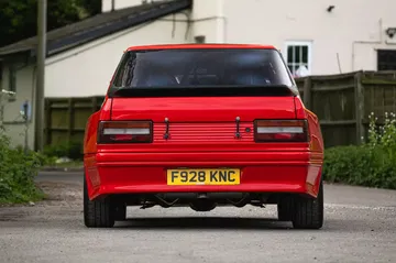 Trasera del Peugeot 309 Maxi, mostrando su musculosa estampa y alerón prominente.
