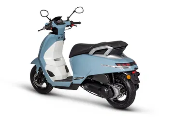 Vista lateral Peugeot Django 125 Allure en contexto urbano