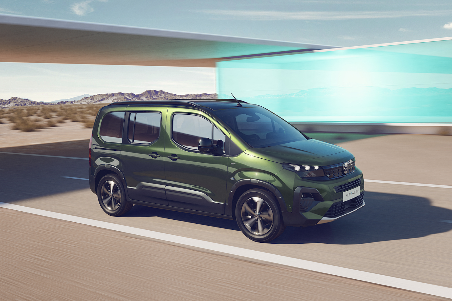 Vista lateral del Peugeot Rifter 2024, mostrando su diseño robusto y líneas modernas