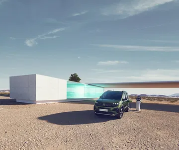 Nueva Peugeot Rifter 2024 estacionada frente a arquitectura moderna, destacando su diseño renovado.