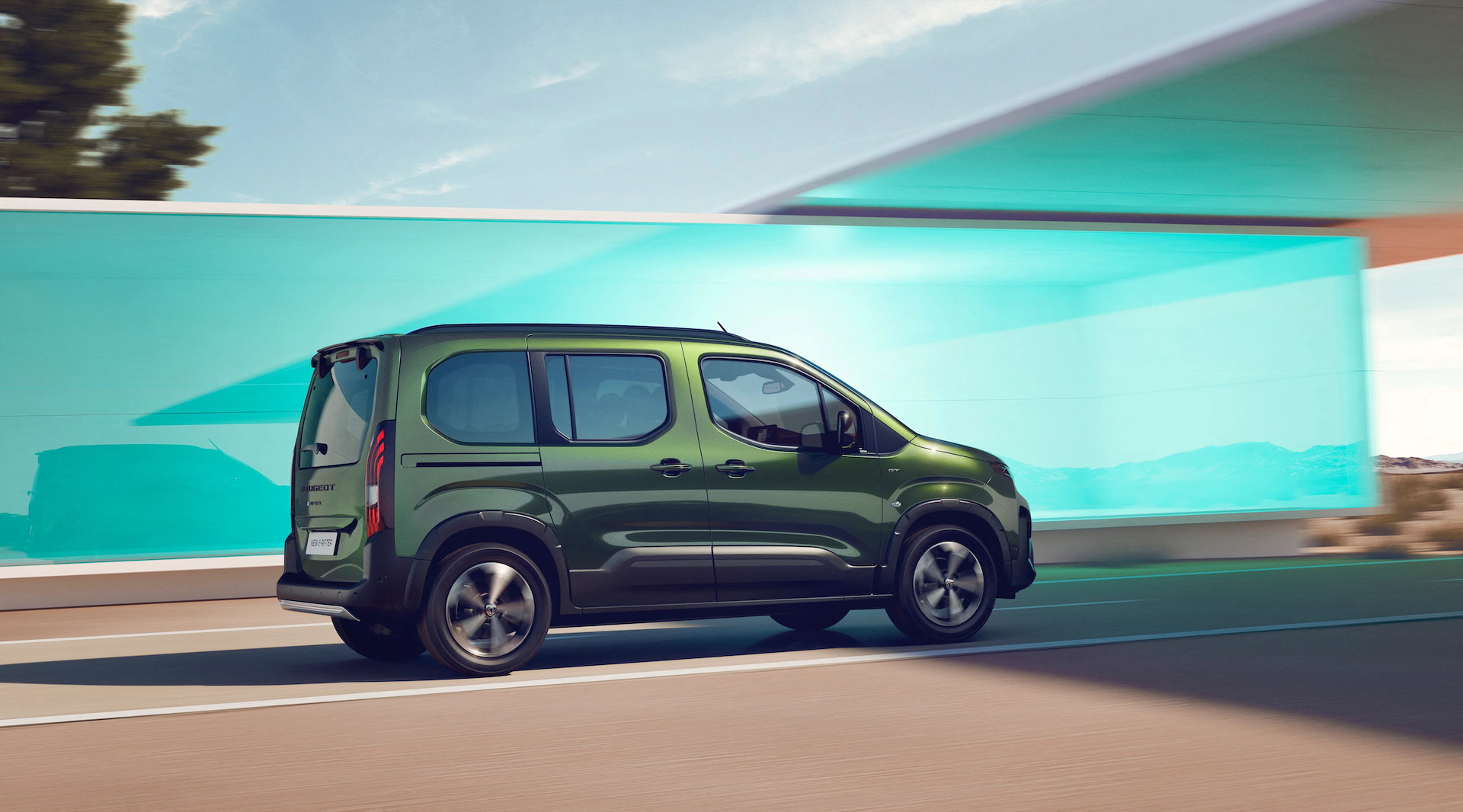 Vista lateral dinámica del Peugeot Rifter 2024 en movimiento.