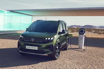 Vista delantera y lateral del nuevo Peugeot Rifter 2024, mostrando su diseño robusto y moderno.