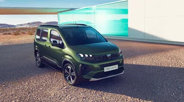 Nuevo Peugeot Rifter 2024 posa con un diseño robusto y líneas modernas