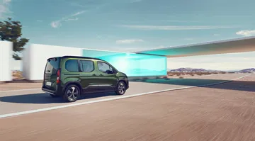 Vista dinámica lateral del Peugeot Rifter 2024 en movimiento.