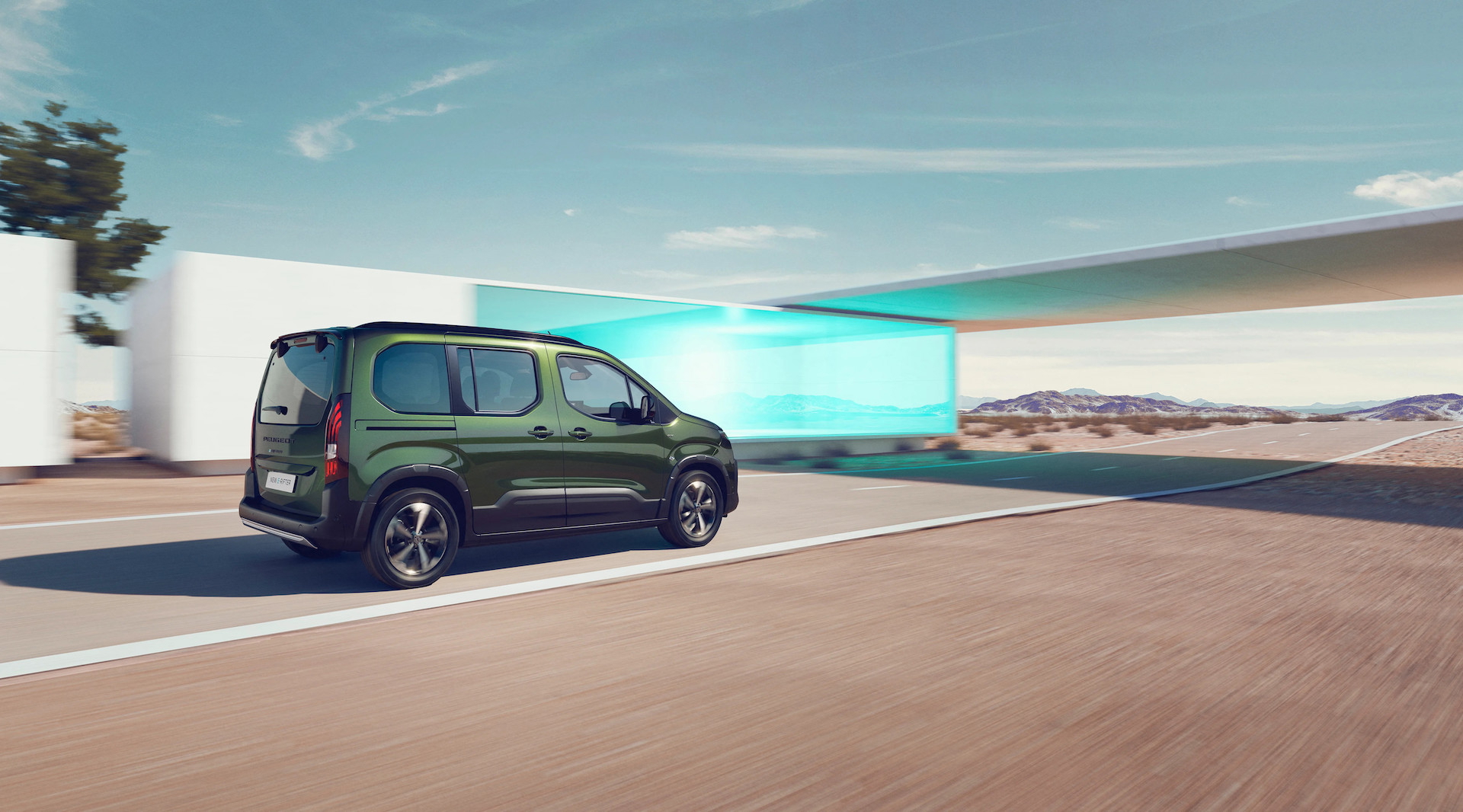 Vista dinámica lateral del Peugeot Rifter 2024 en movimiento.