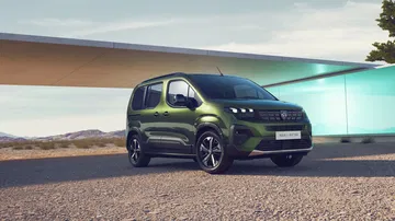 Peugeot Rifter 2024 visto desde un ángulo lateral que resalta su diseño robusto.