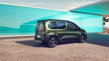 Vista trasera y lateral del Peugeot Rifter 2024, mostrando su diseño robusto y funcional.