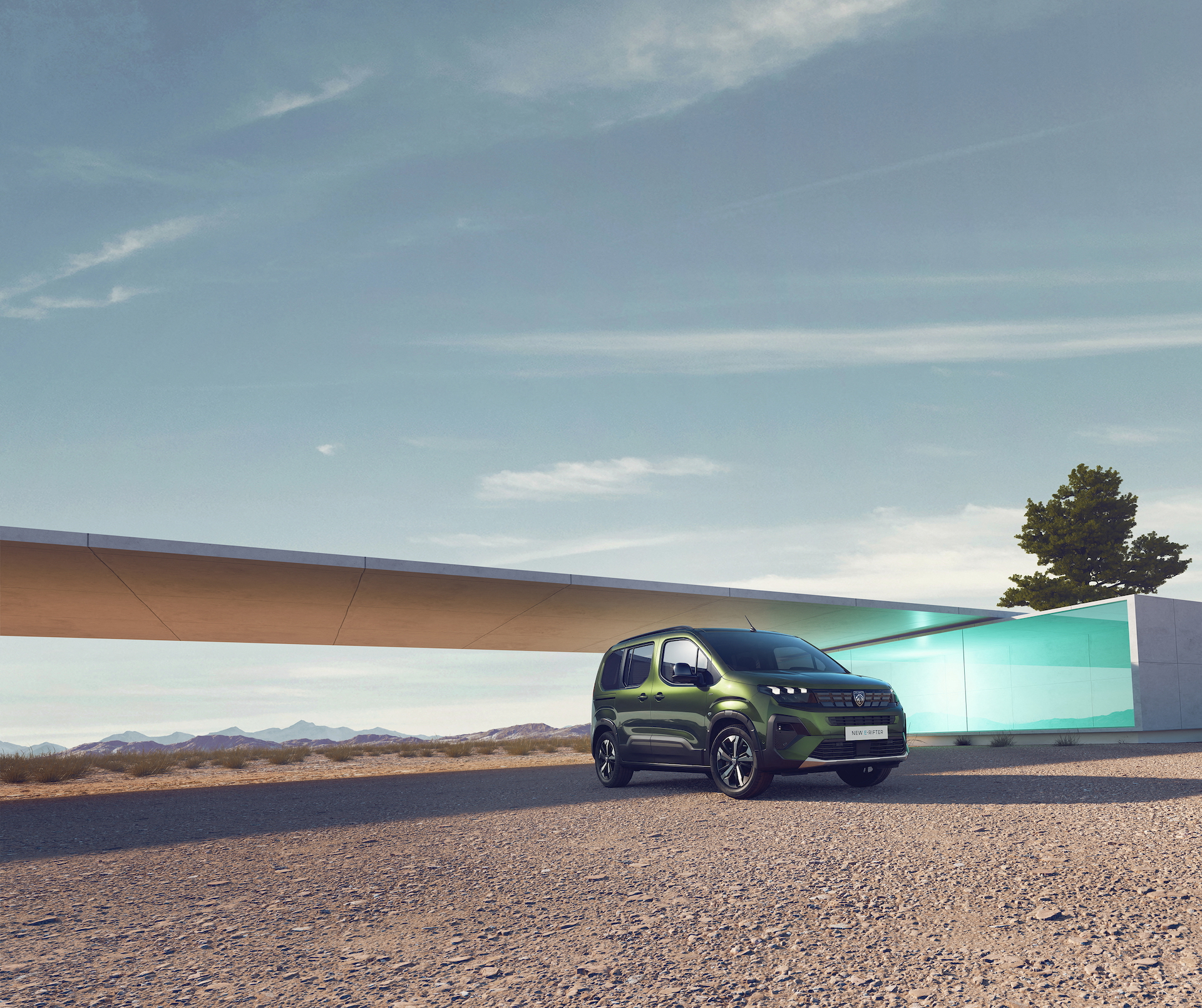 Vista lateral del Peugeot Rifter, destacando su diseño robusto y versátil.