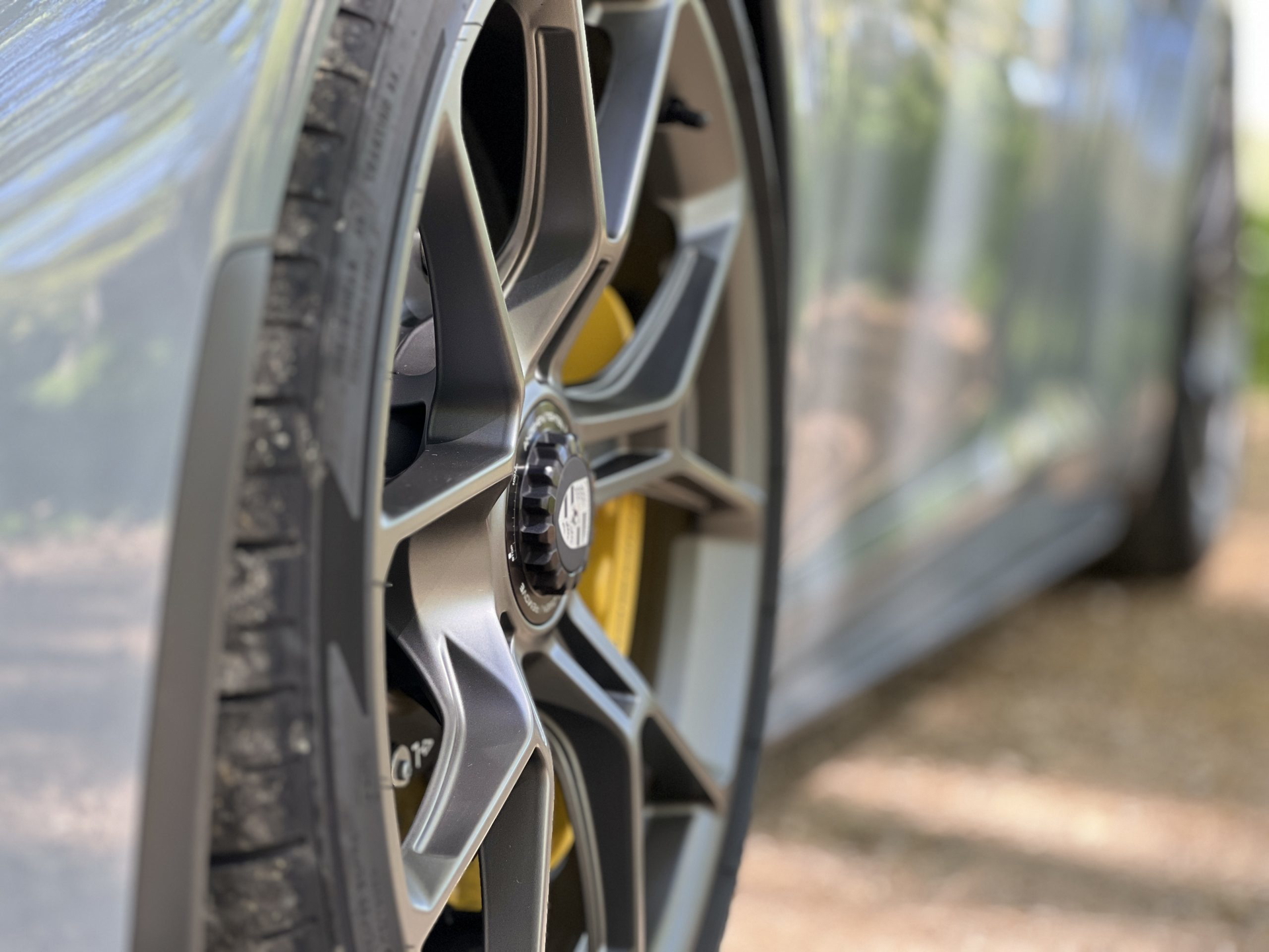 Primer plano de la llanta deportiva del Porsche 911 GT3 Touring, detalle exquisito.