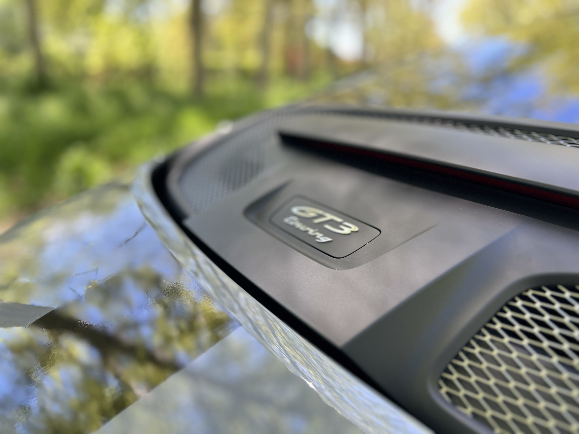Vista en primer plano del emblema GT3 en el Porsche 911 GT3 Touring.