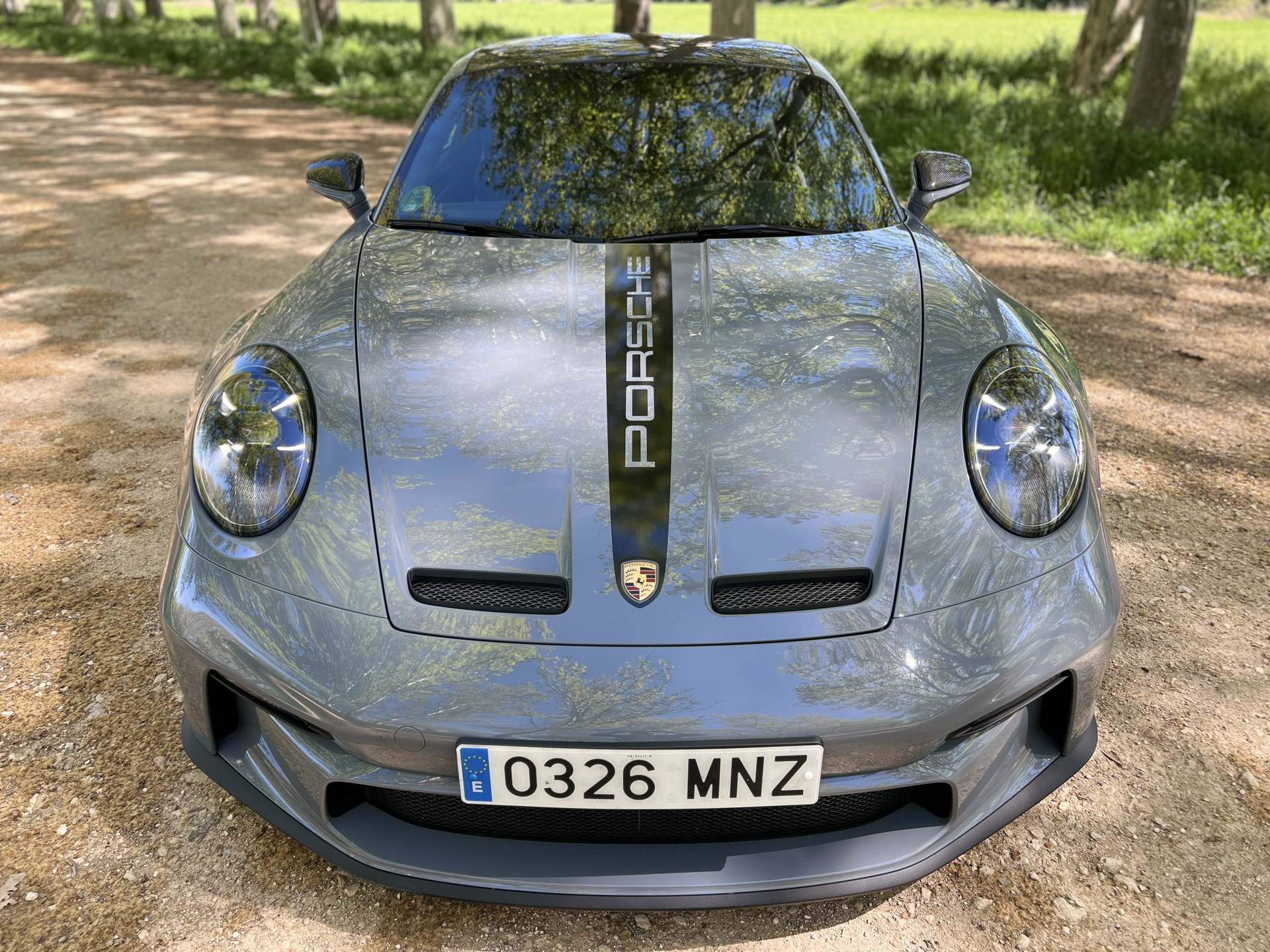Vista frontal del Porsche 911 GT3 Touring destacando su diseño audaz y deportivo.