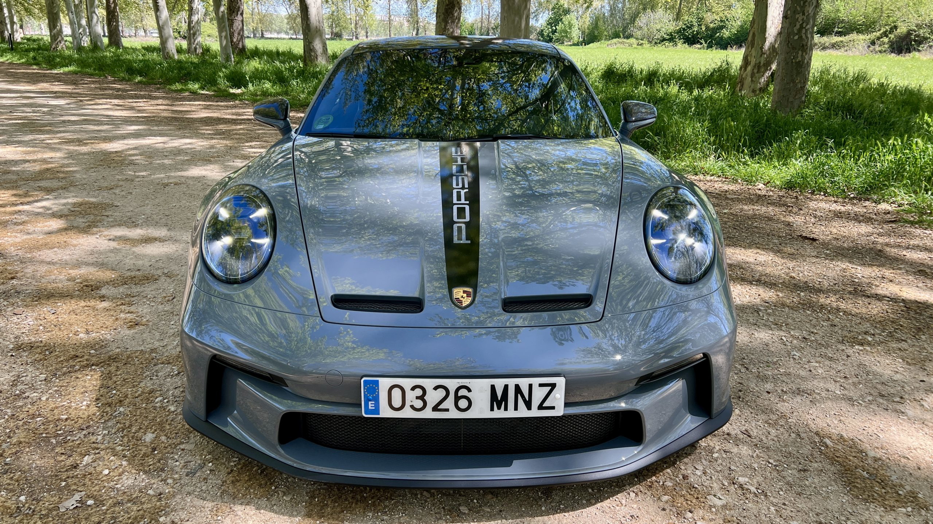 Vista frontal del Porsche 911 GT3 Touring apreciando detalles como el capó, faros y paragolpes.