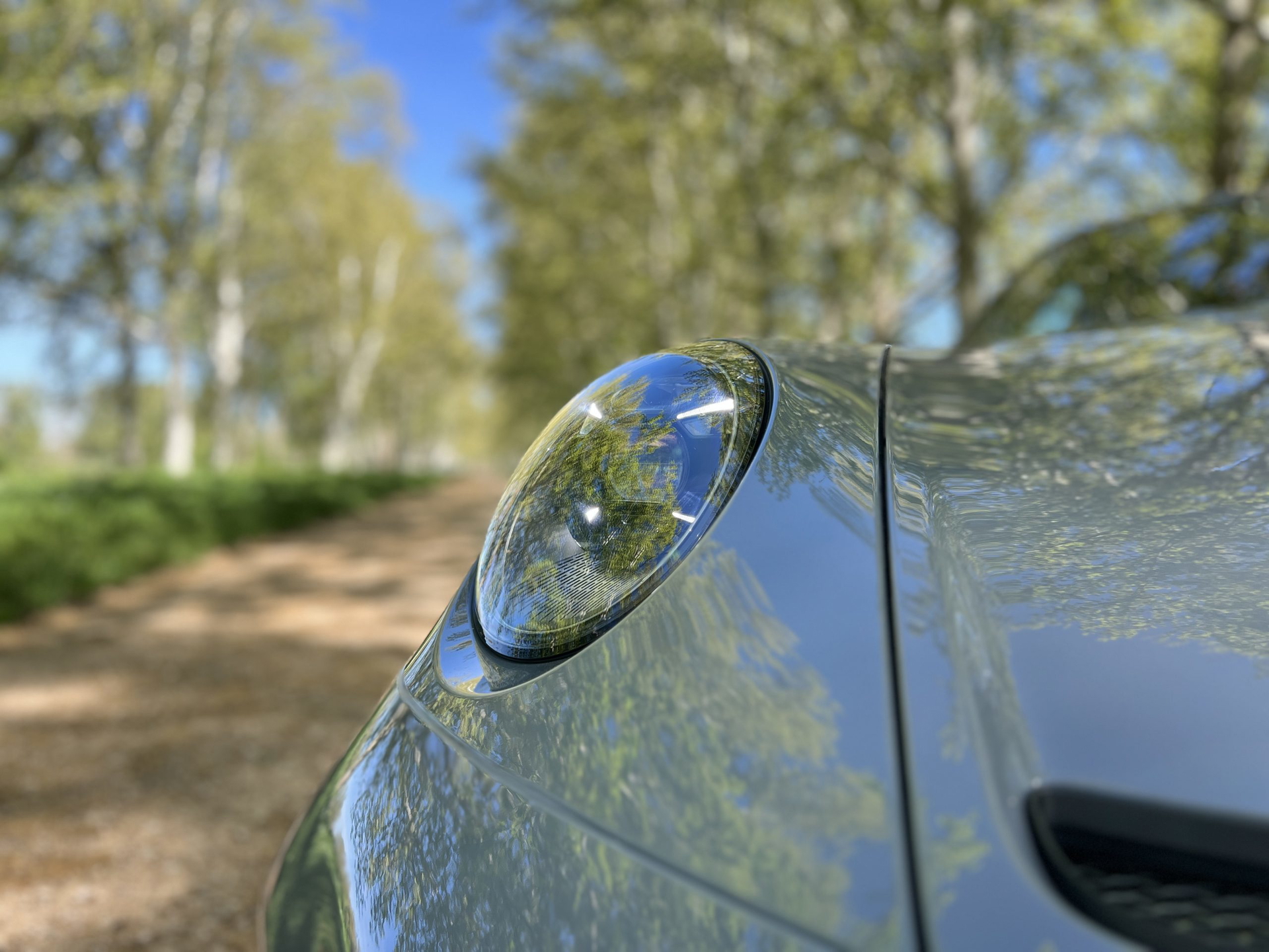 Vista cercana del faro en un Porsche 911 GT3 Touring.
