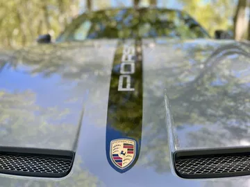 Vista trasera y lateral enfocando el alerón distintivo del Porsche 911 GT3 Touring.