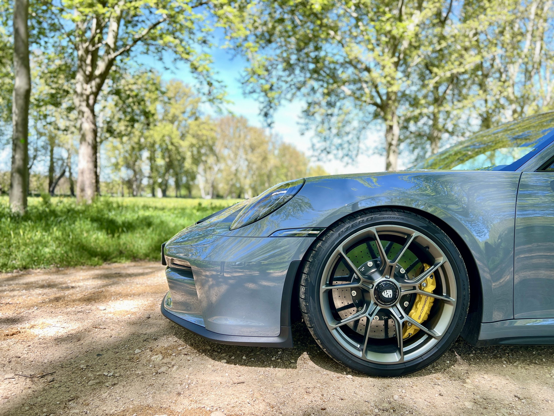 Vista en ángulo del Porsche 911 GT3 Touring, enfatizando su diseño deportivo y llantas exclusivas.