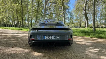 Vista trasera del Porsche 911 GT3 Touring apreciando su alerón distintivo y sistema de escape.