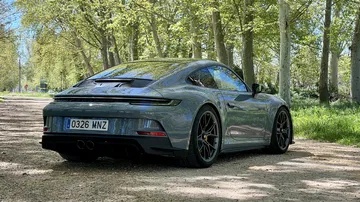 Vista en detalle del Porsche 911 GT3 Touring, imponente deportividad en acabado gris.