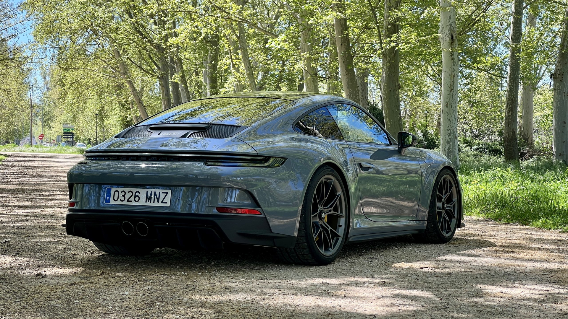 Vista en detalle del Porsche 911 GT3 Touring, imponente deportividad en acabado gris.