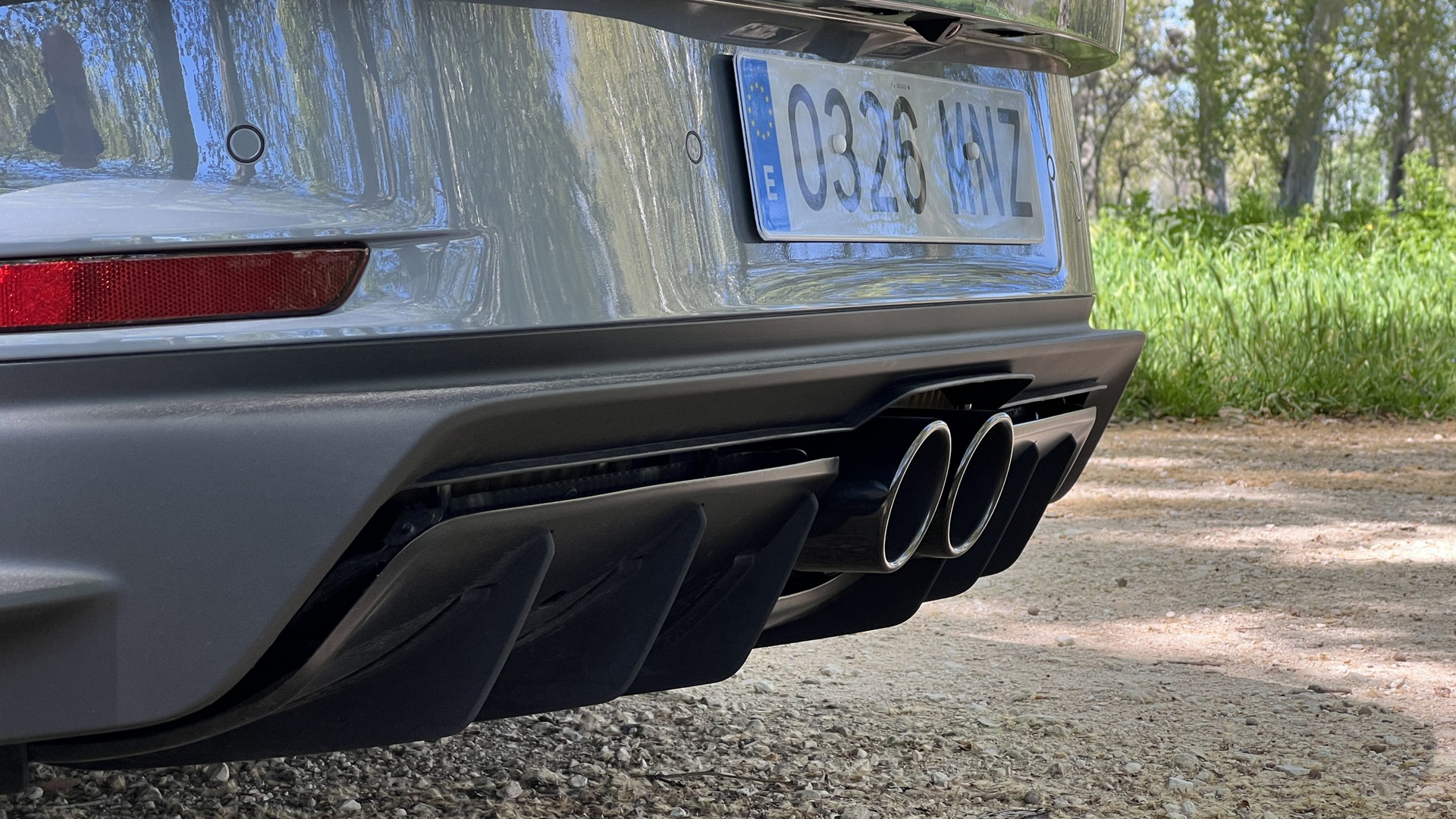 Vista detallada del sistema de escape deportivo del Porsche 911 GT3 Touring.