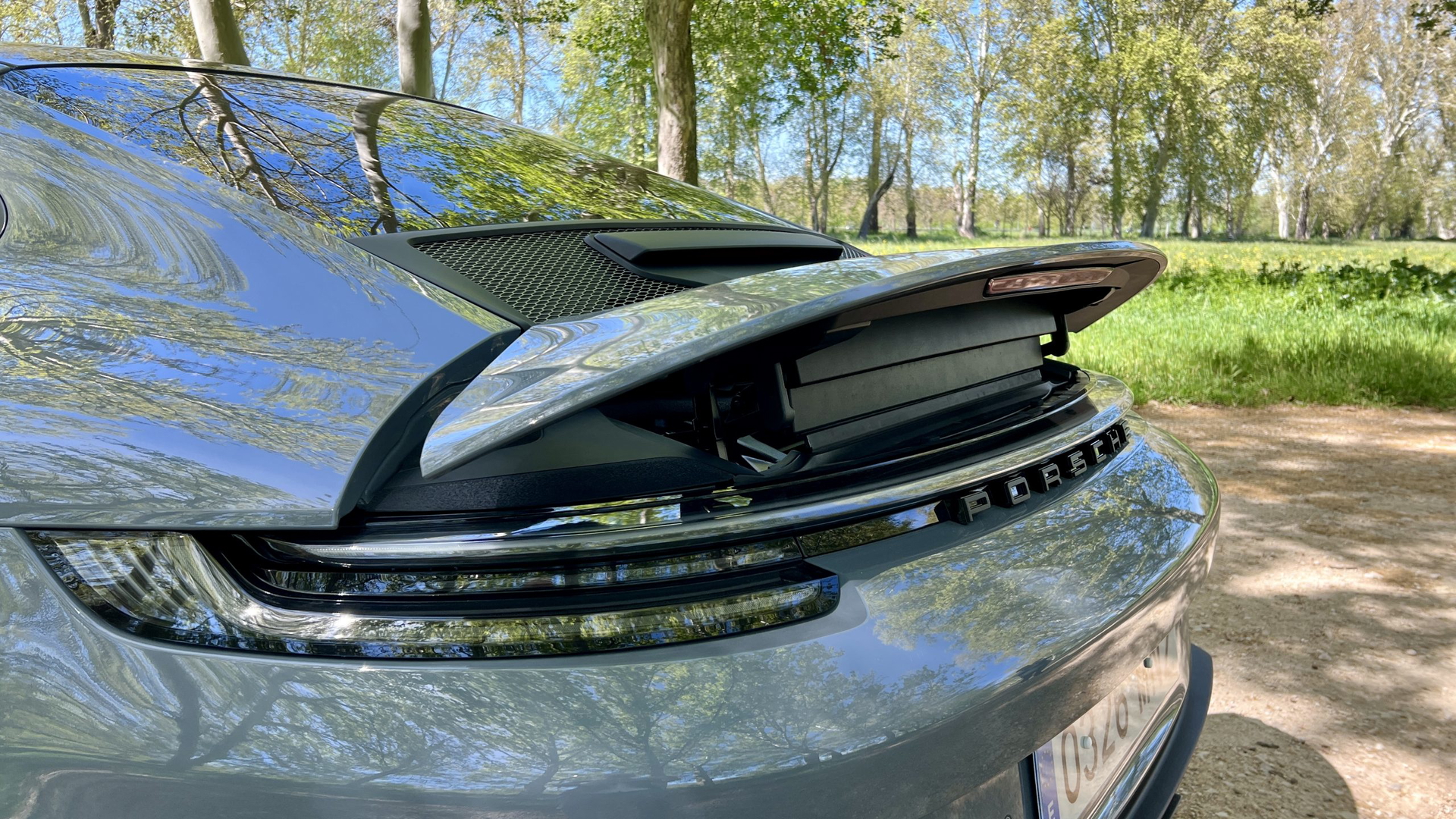 Vista trasera del alerón distintivo del Porsche 911 GT3 Touring.