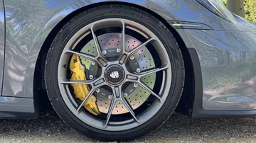 Detalle llanta y sistema frenado Porsche 911 GT3 Touring.