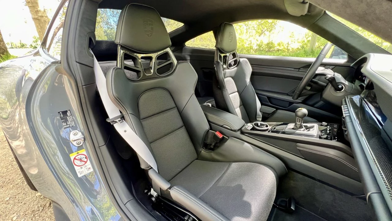 porsche-911-gt3-touring-63-detalle-interior-1067230-scaled-1280x720.webp