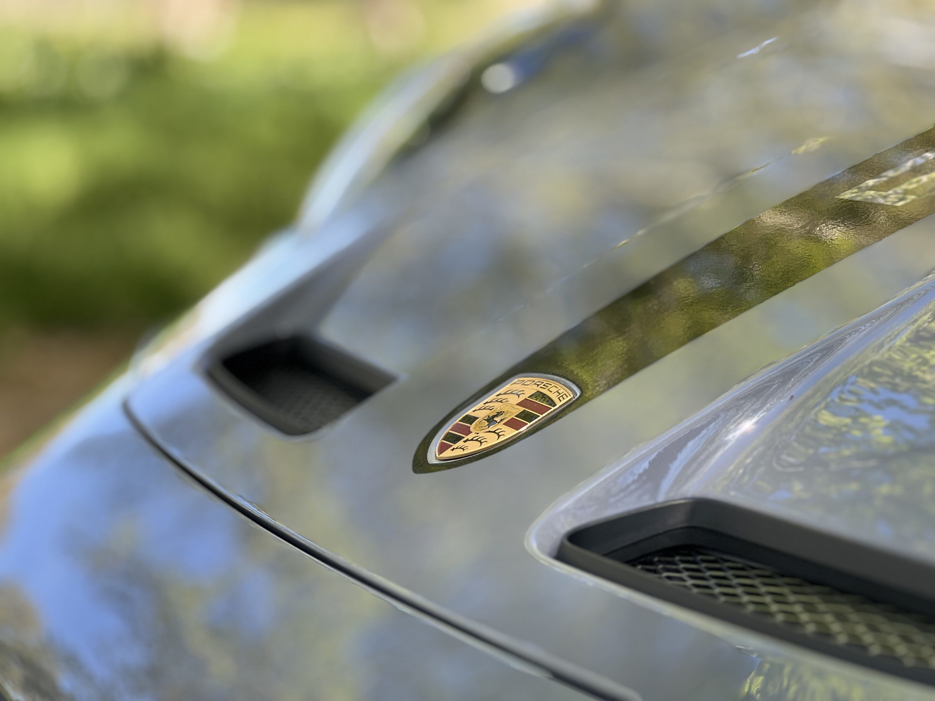 Vista emblemática del detalle del capó de un Porsche 911 GT3 Touring.