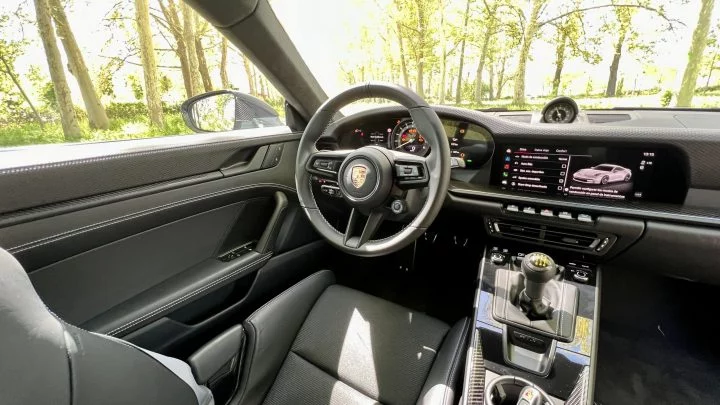 Vista delantera del habitáculo del Porsche 911 GT3 Touring, acabados premium y tecnología avanzada.