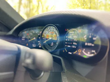 Vista enfocada del cuadro de instrumentos del Porsche 911 GT3 Touring, legibilidad y diseño premium.