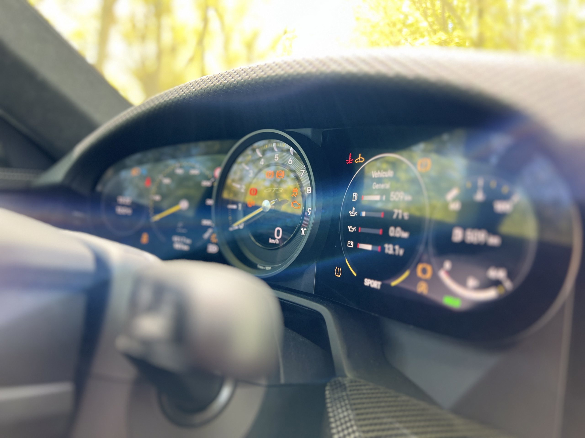 Vista enfocada del cuadro de instrumentos del Porsche 911 GT3 Touring, legibilidad y diseño premium.