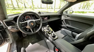 Cabina del Porsche 911 GT3 Touring que destaca por su refinamiento y detalles deportivos.