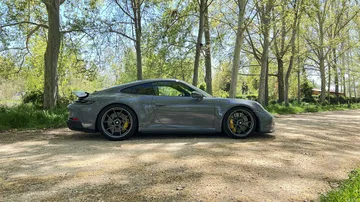 Vista lateral del Porsche 911 GT3 Touring apreciando su diseño aerodinámico.