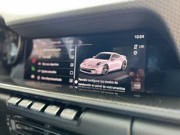 Vista en detalle del avanzado sistema de infotainment del Porsche 911 GT3 Touring.