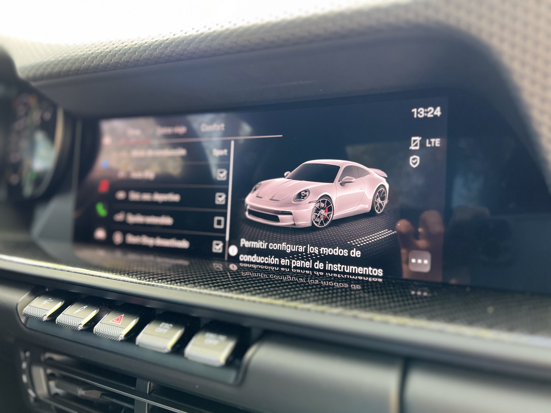 Vista en detalle del avanzado sistema de infotainment del Porsche 911 GT3 Touring.