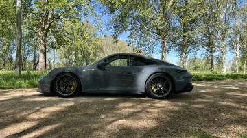 Perfil del Porsche 911 GT3 Touring mostrando su diseño aerodinámico y llantas deportivas.