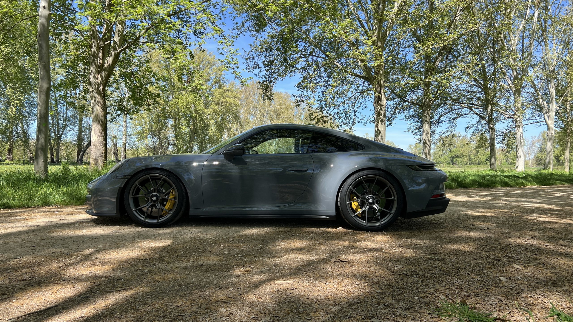 Perfil del Porsche 911 GT3 Touring mostrando su diseño aerodinámico y llantas deportivas.
