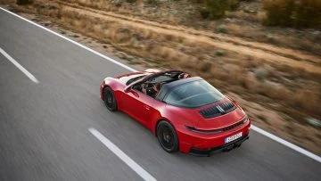 El Porsche 911 Hybrid captado en su hábitat natural, la carretera.