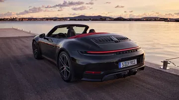 Vista angular trasera del Porsche 911 Hybrid 2024, combinando rendimiento y sostenibilidad.