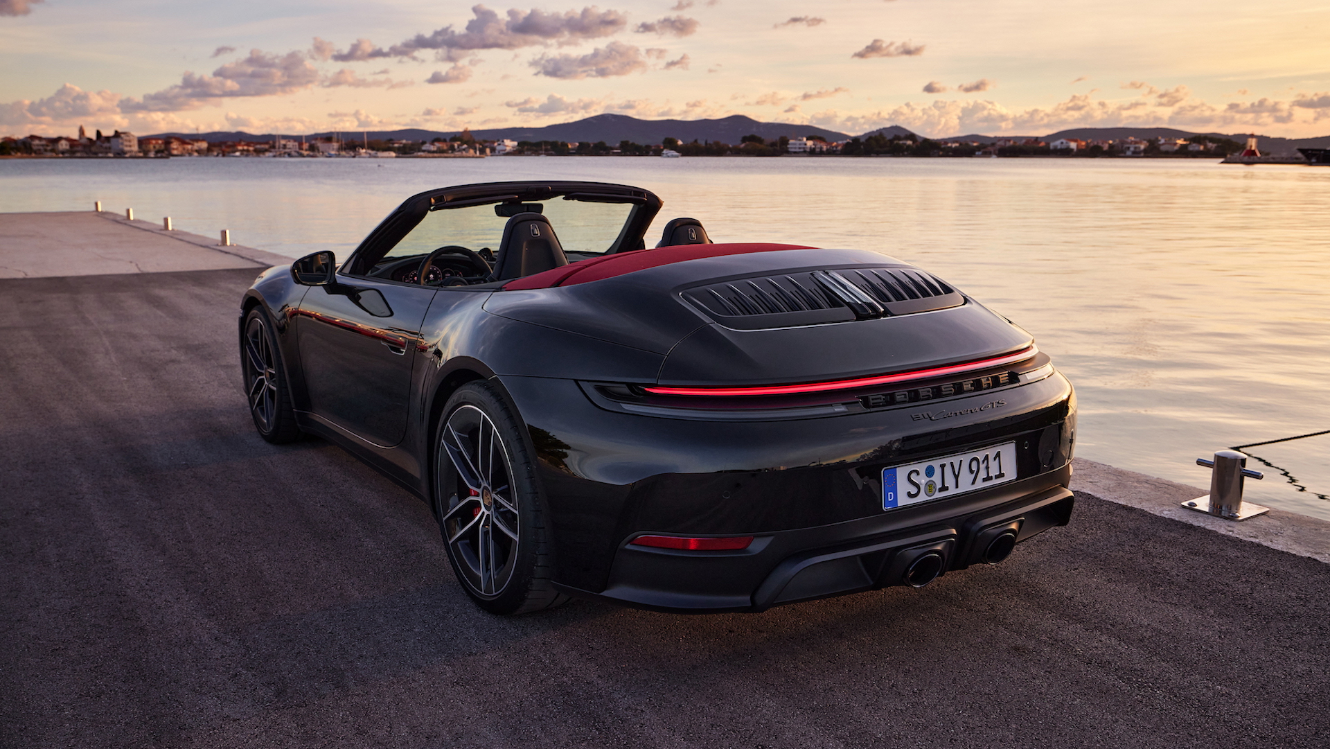 Vista angular trasera del Porsche 911 Hybrid 2024, combinando rendimiento y sostenibilidad.