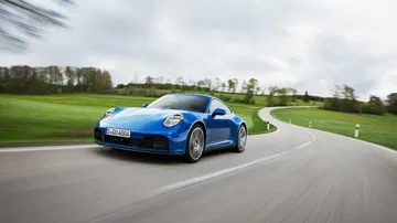 El Porsche 911 híbrido conquista cada curva con su etiqueta ECO y linaje deportivo.