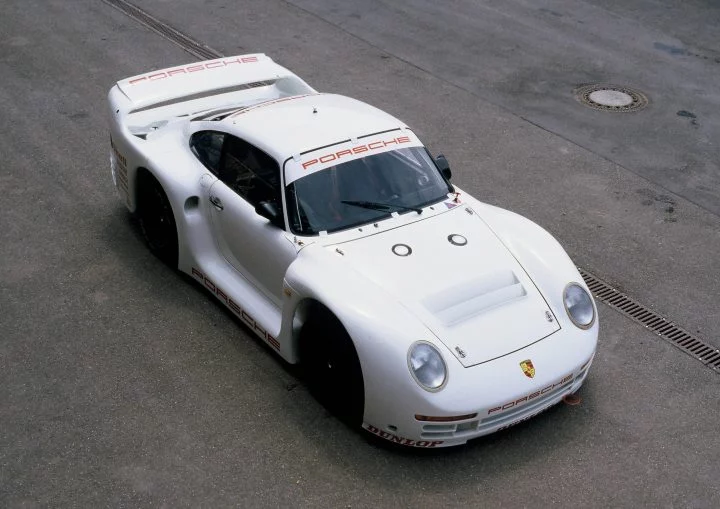 Vista lateral del Porsche 961 en Le Mans, demostración de poder y estilo en Grupo B.