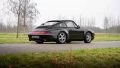 Vista lateral de Porsche 993 modificado, listo para alcanzar nuevos límites.